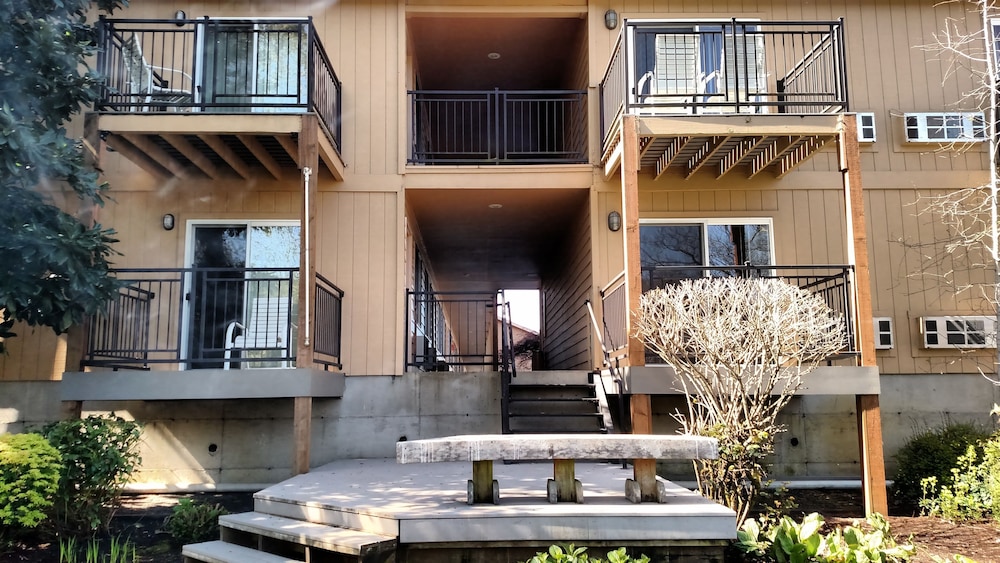 Lewis River Inn 1/57