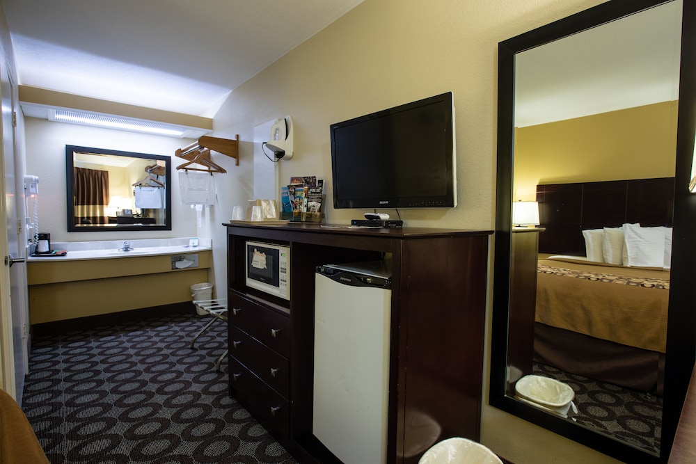 Relax Inn &amp; Suites 8/82