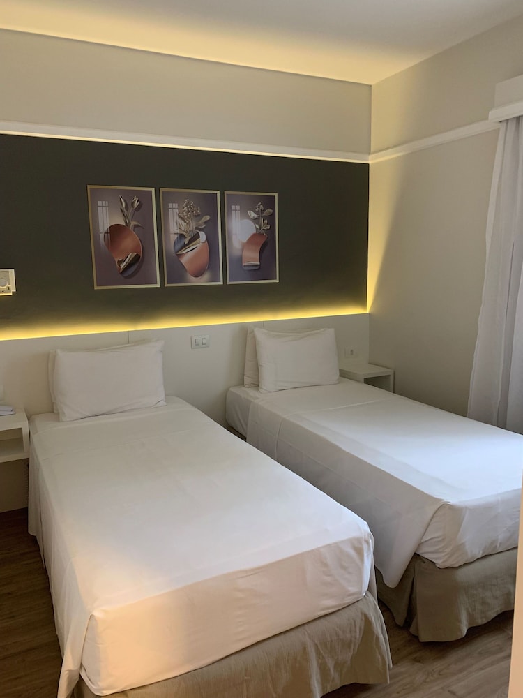 DELUXE, TWIN BEDS