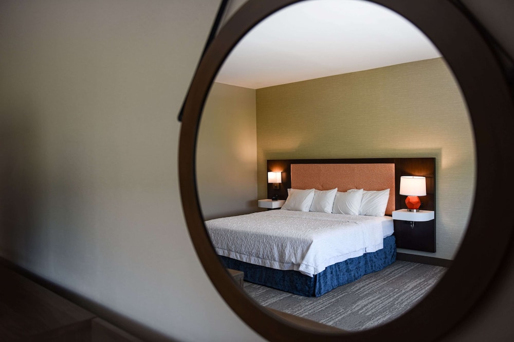 Hampton Inn Suites Lenoir Nc 33/76
