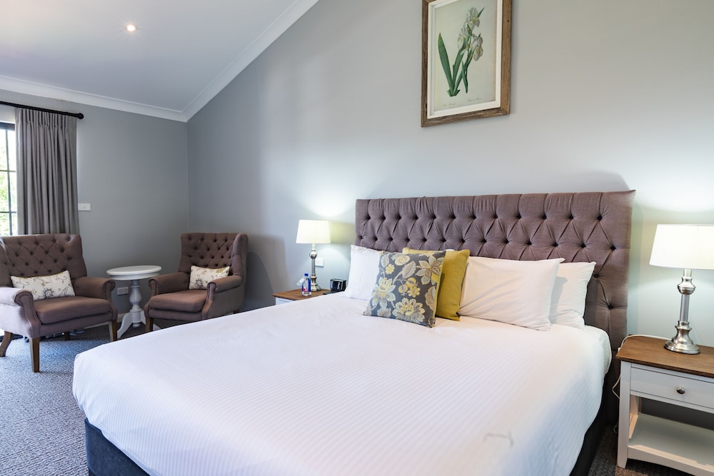 DELUXE, KING BED