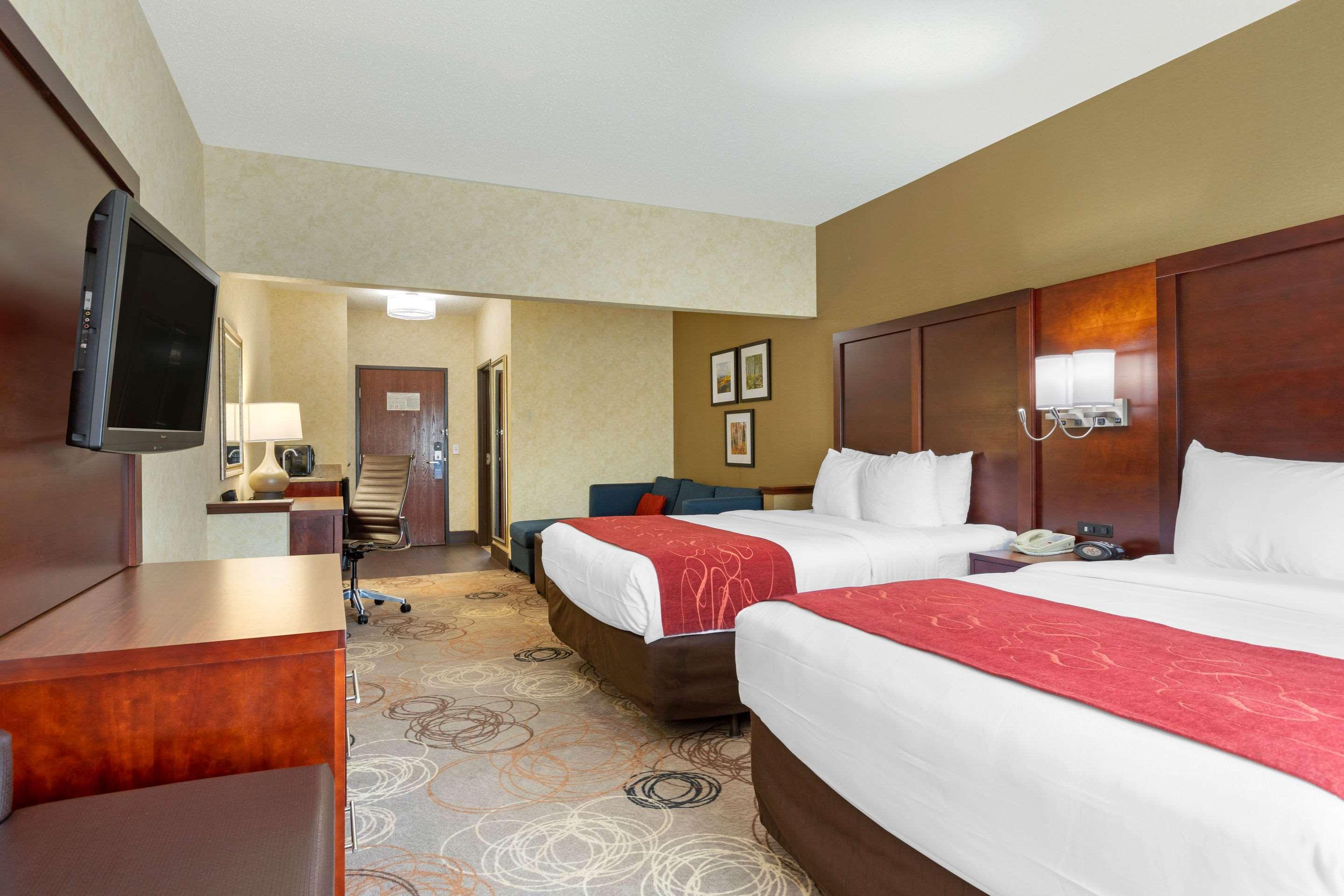 Suite, 2 Queen Beds, Sofa