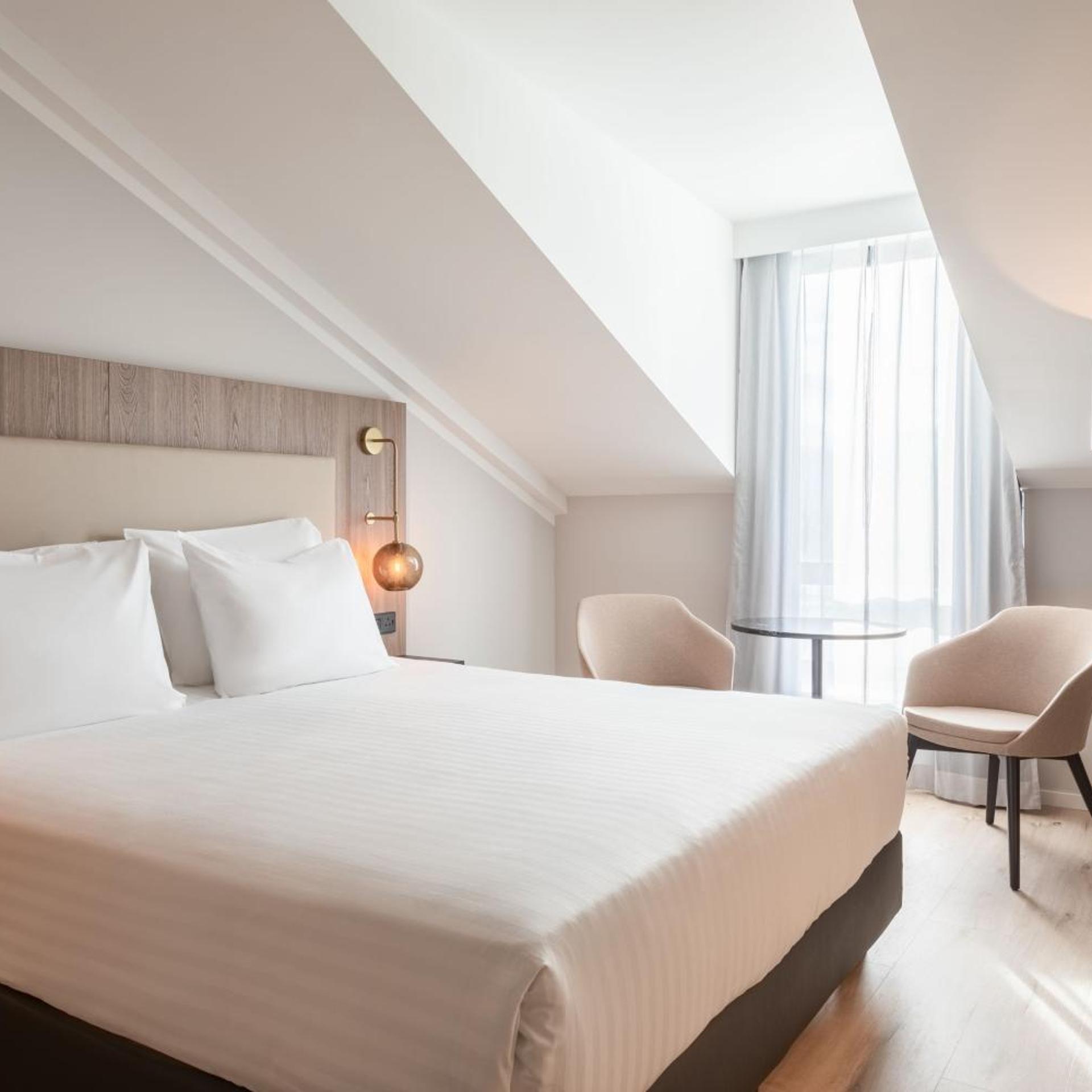 Lodge, King Bed
