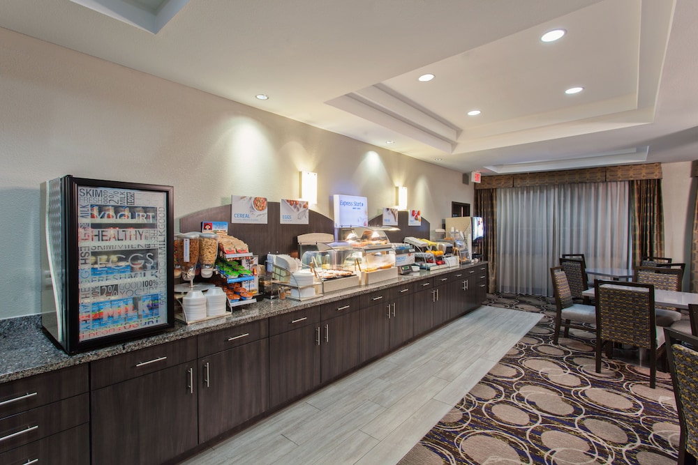 Holiday Inn Express Hotel & Suites Wharton 42/50