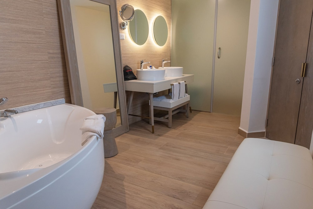HONEYMOON, PLATINUM, SPA, SUITE, KING BED