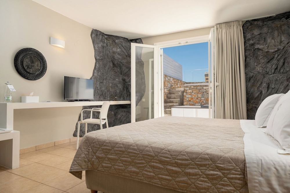 CAVE, SUITE, OUTDOOR JETTED TUB