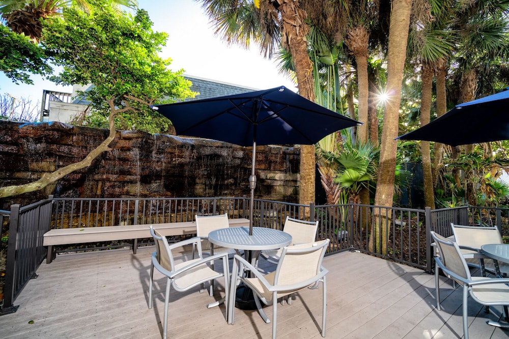 La Quinta Inn & Suites by Wyndham Cocoa Beach Oceanfront 35/54