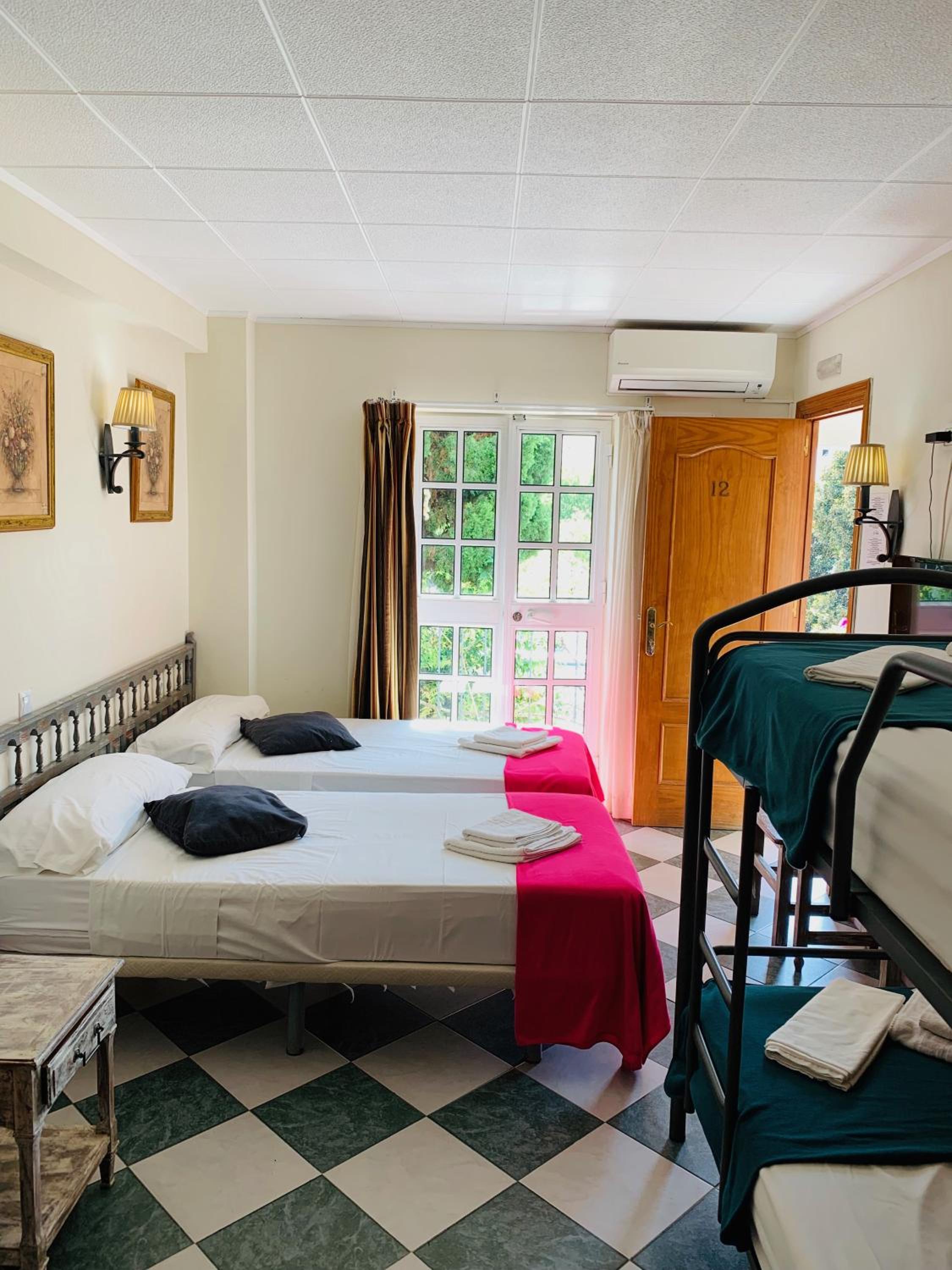Room, Quadruple