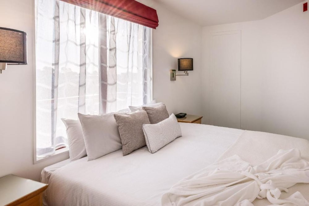 Fino Hotel And Suites 22/34