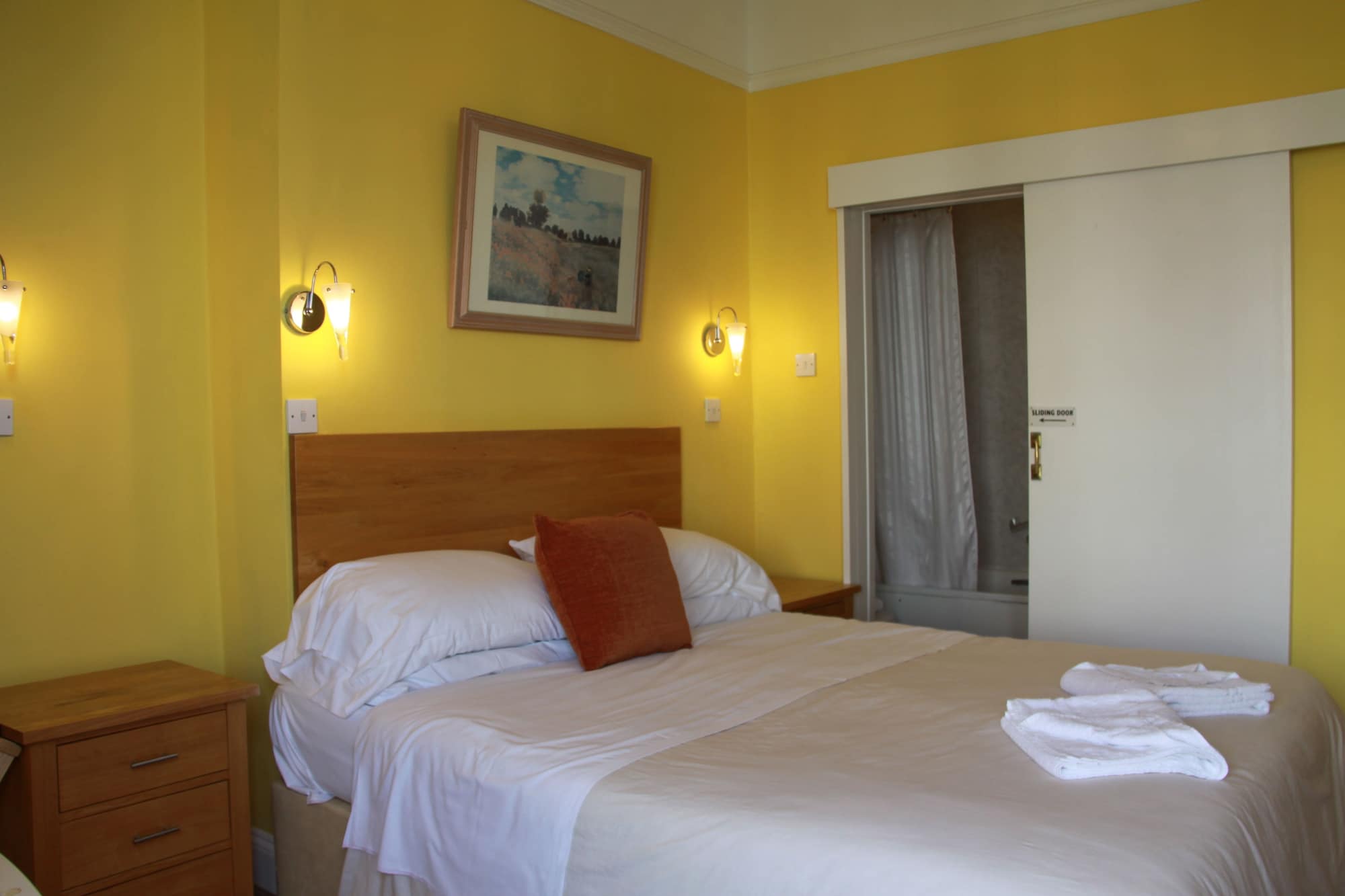 ROOM, DOUBLE BED