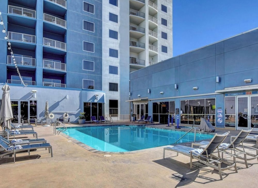 The Platinum Hotel 11/65