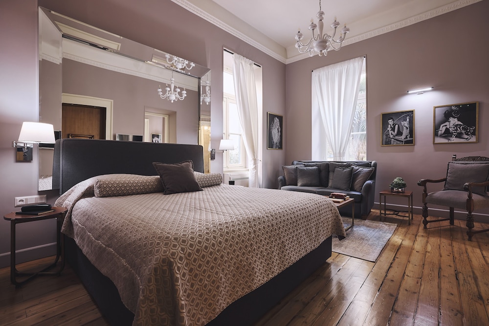 METROPOLITAN, EXECUTIVE, STUDIO, SUITE, KING BED, GARDEN VIEW