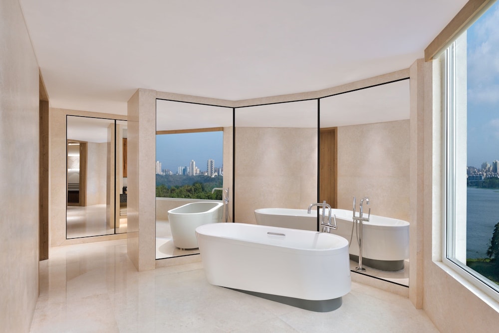 غرفة رئاسية بسرير كينج بإطلالة على البحيرة، The Westin Mumbai Powai Lake (ex Renaissance Mumbai) 2/2