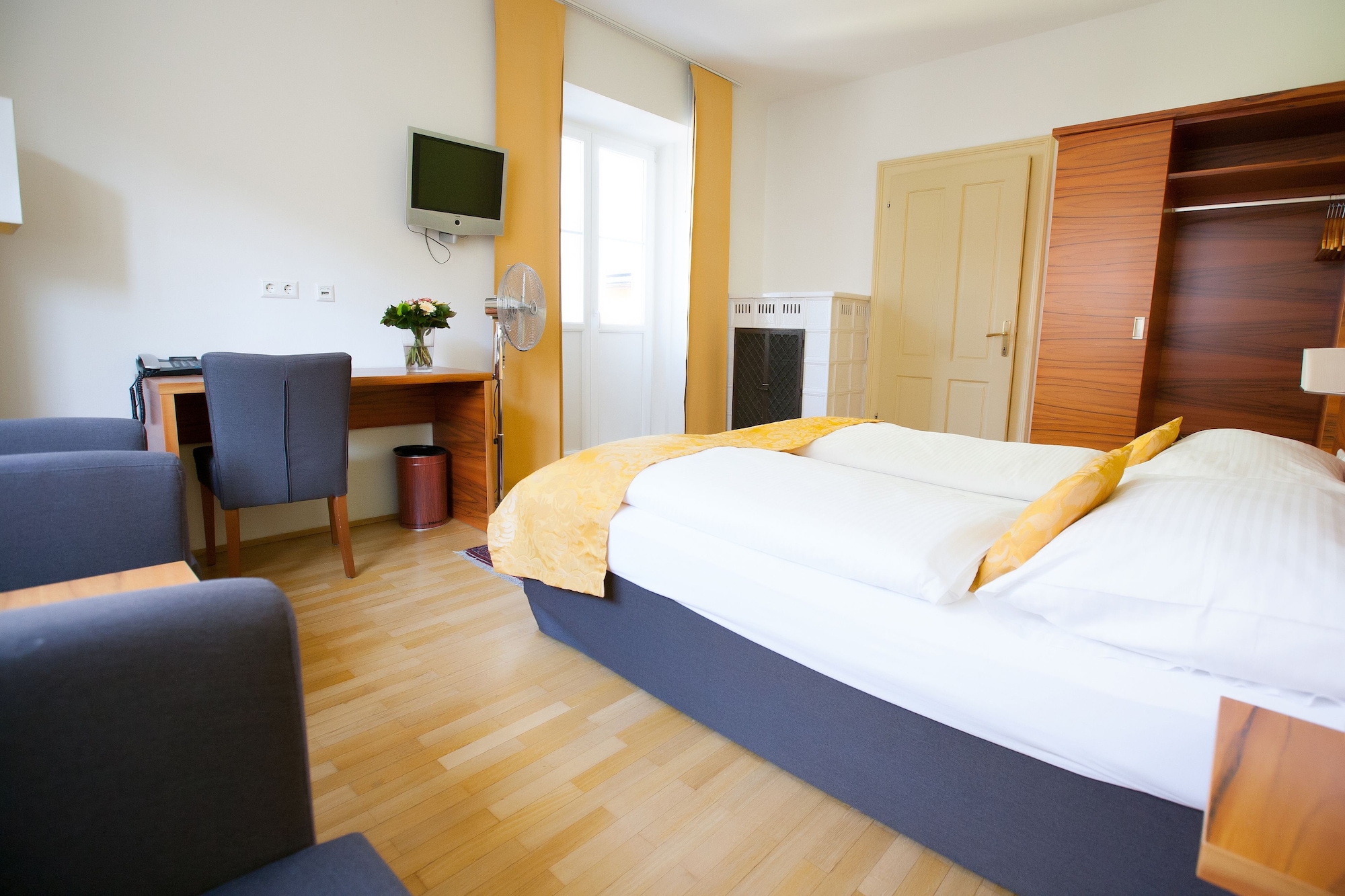 COMFORT, QUEEN BED
