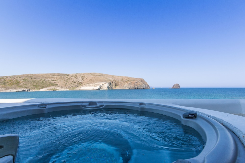 SALT SUITES & EXECUTIVE ROOMS 49/56