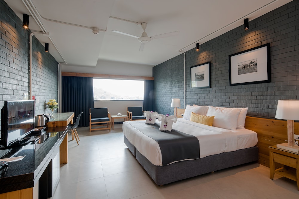 DELUXE, KING BED