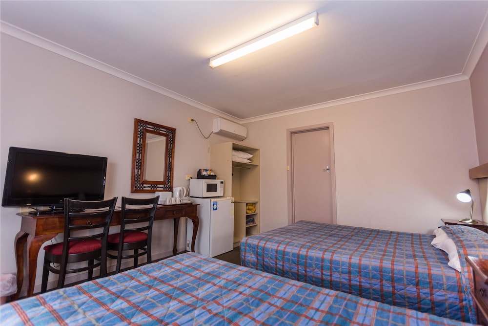 Sleepwell Motel 17/39