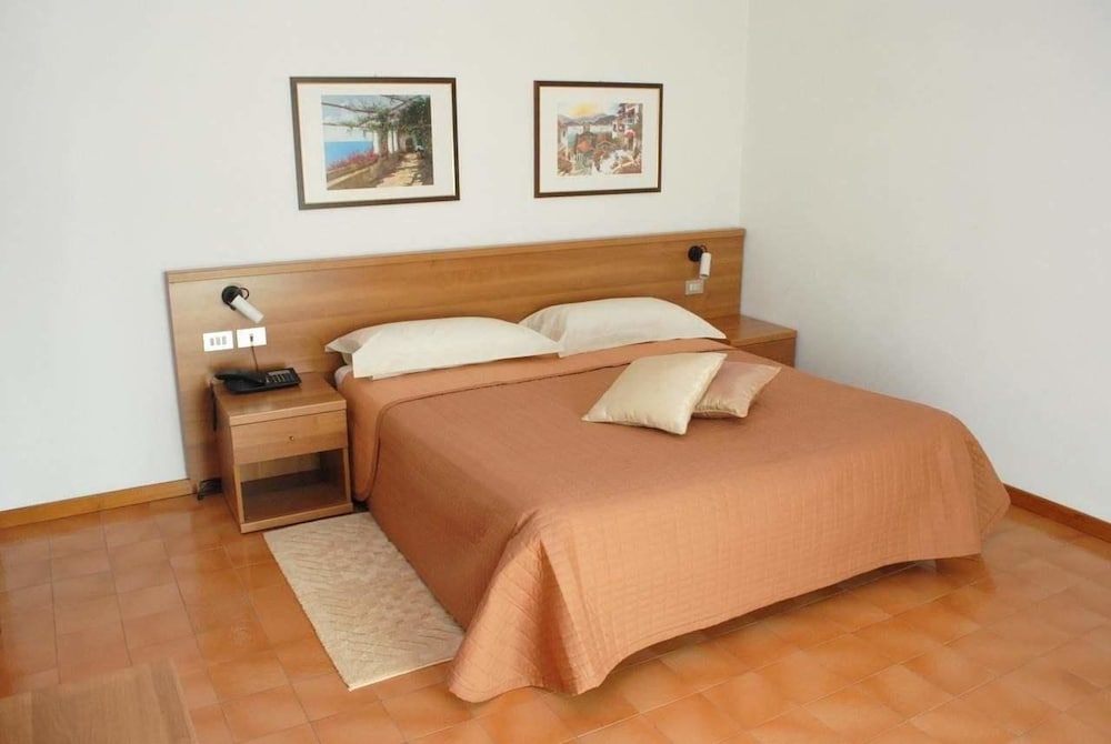 ROOM, DOUBLE OR TWIN BED