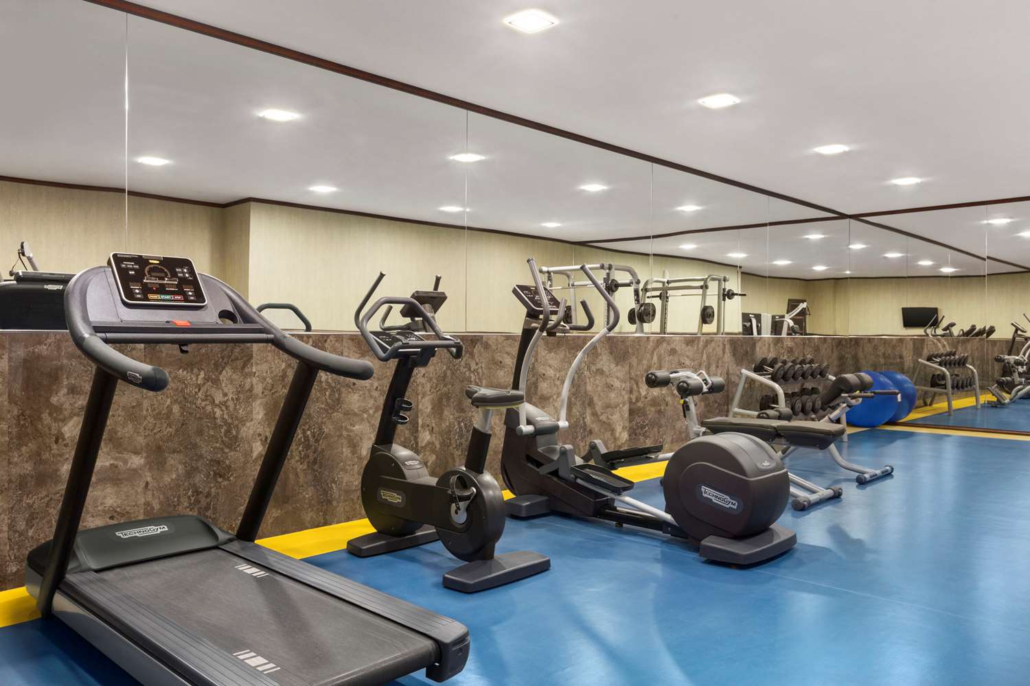 Days Hotel by Wyndham Baku 2/8
