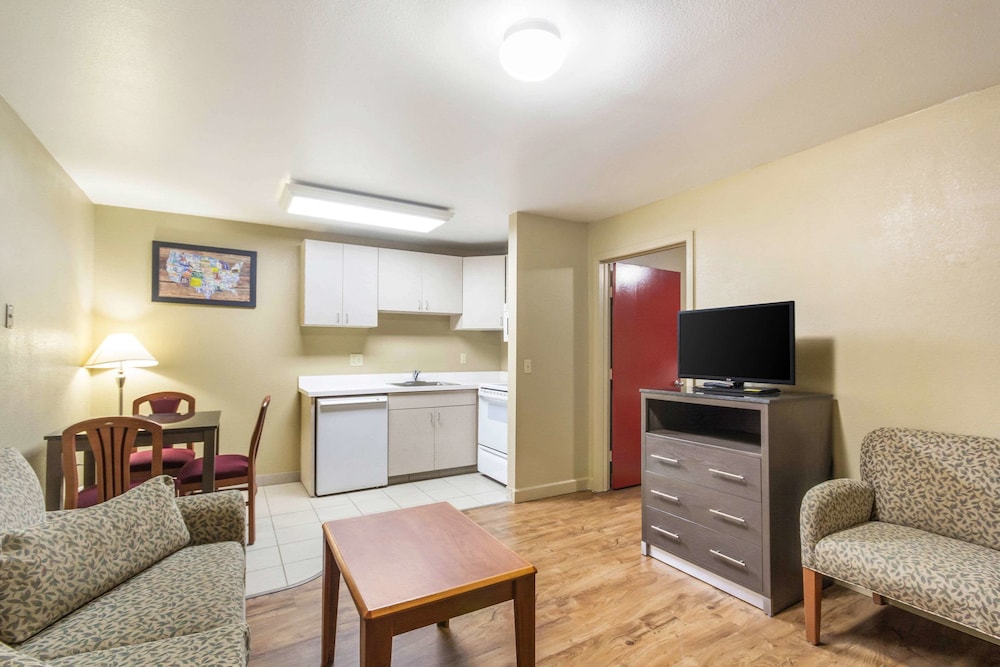 Econo Lodge Inn and Suites I-35 at Shawnee Mission 20/32