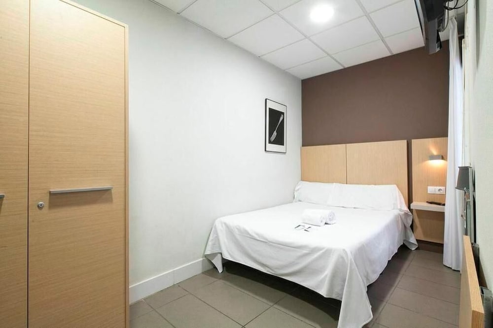 Hostal DingDong Putxet 8/18