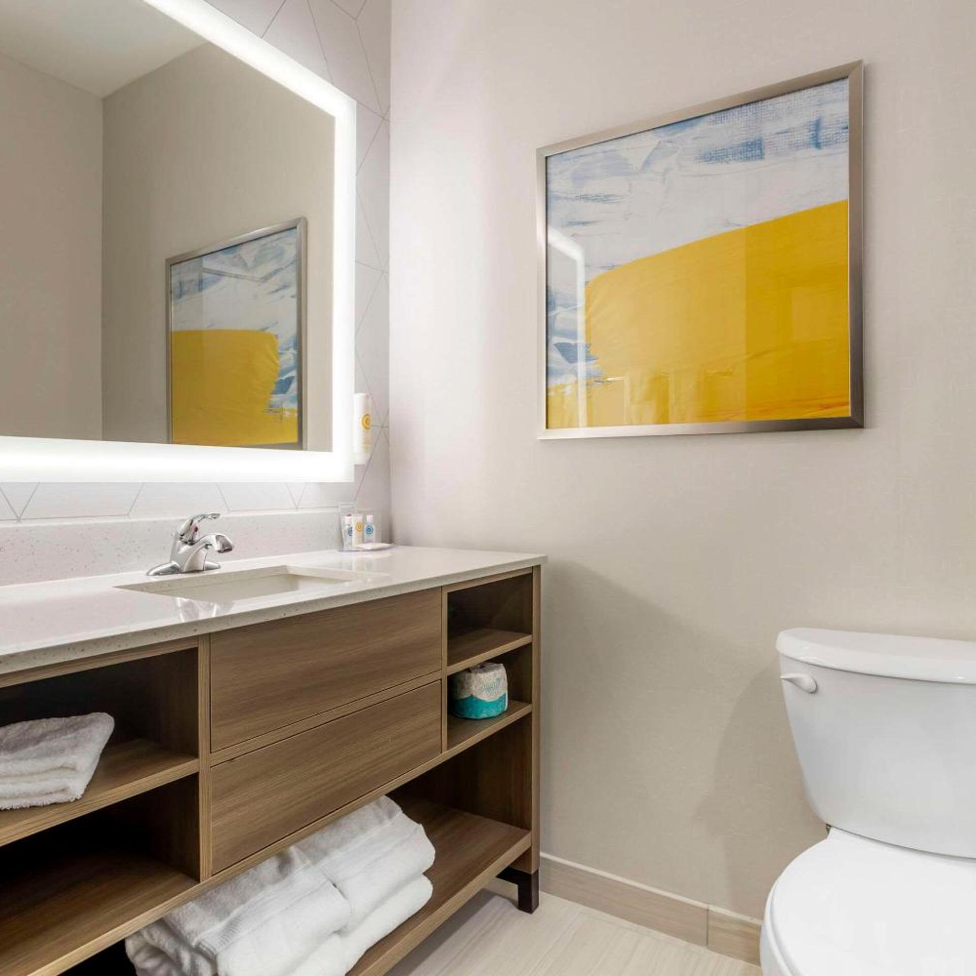 جناح بسرير كينج مع أريكة، Comfort Inn & Suites Huntsville Near University 2/2