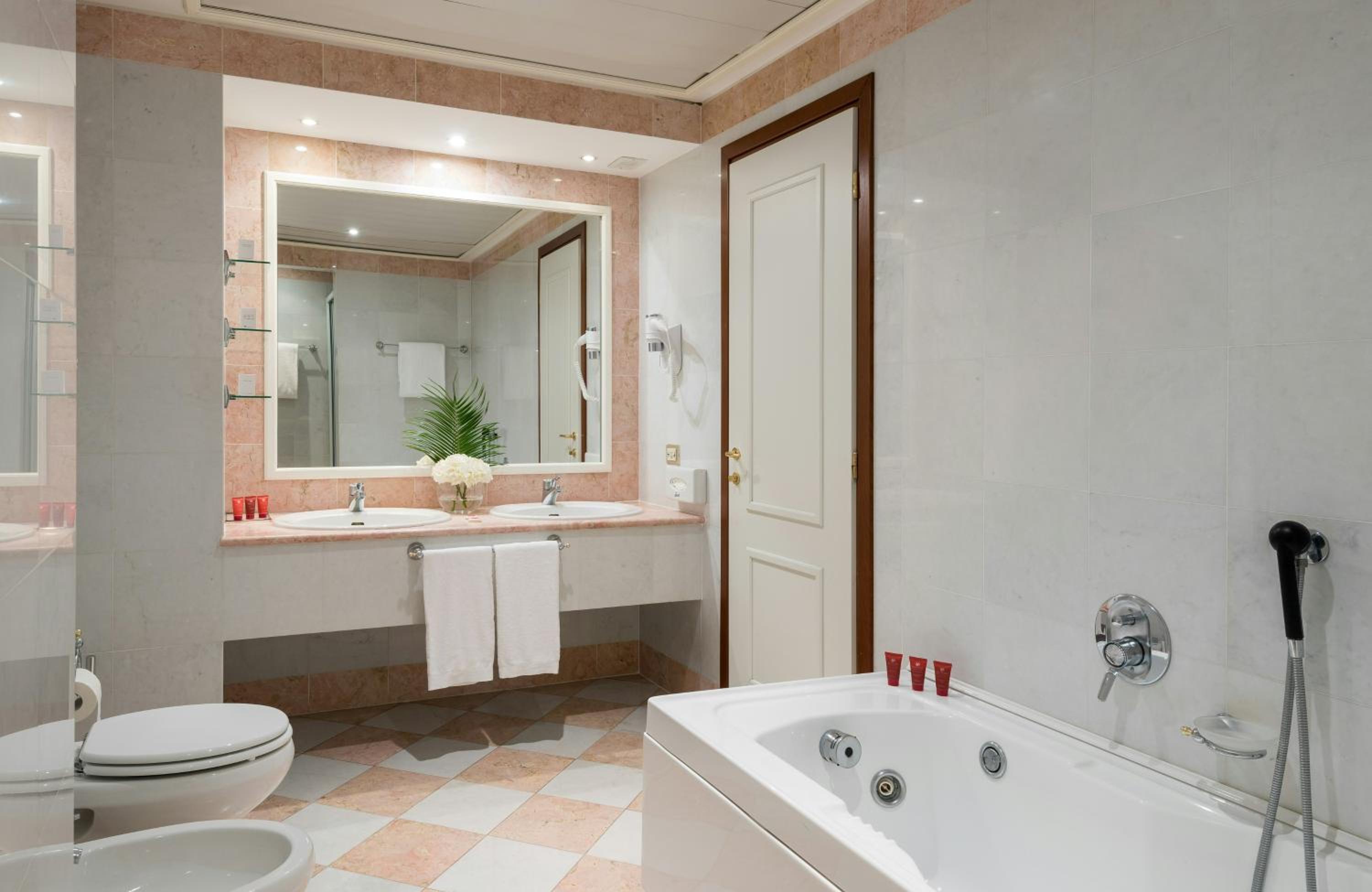 غرفة سوبيريور ثلاثية بسرير كوين وسرير فردي، Leonardo Hotel Milan City Center 6/6