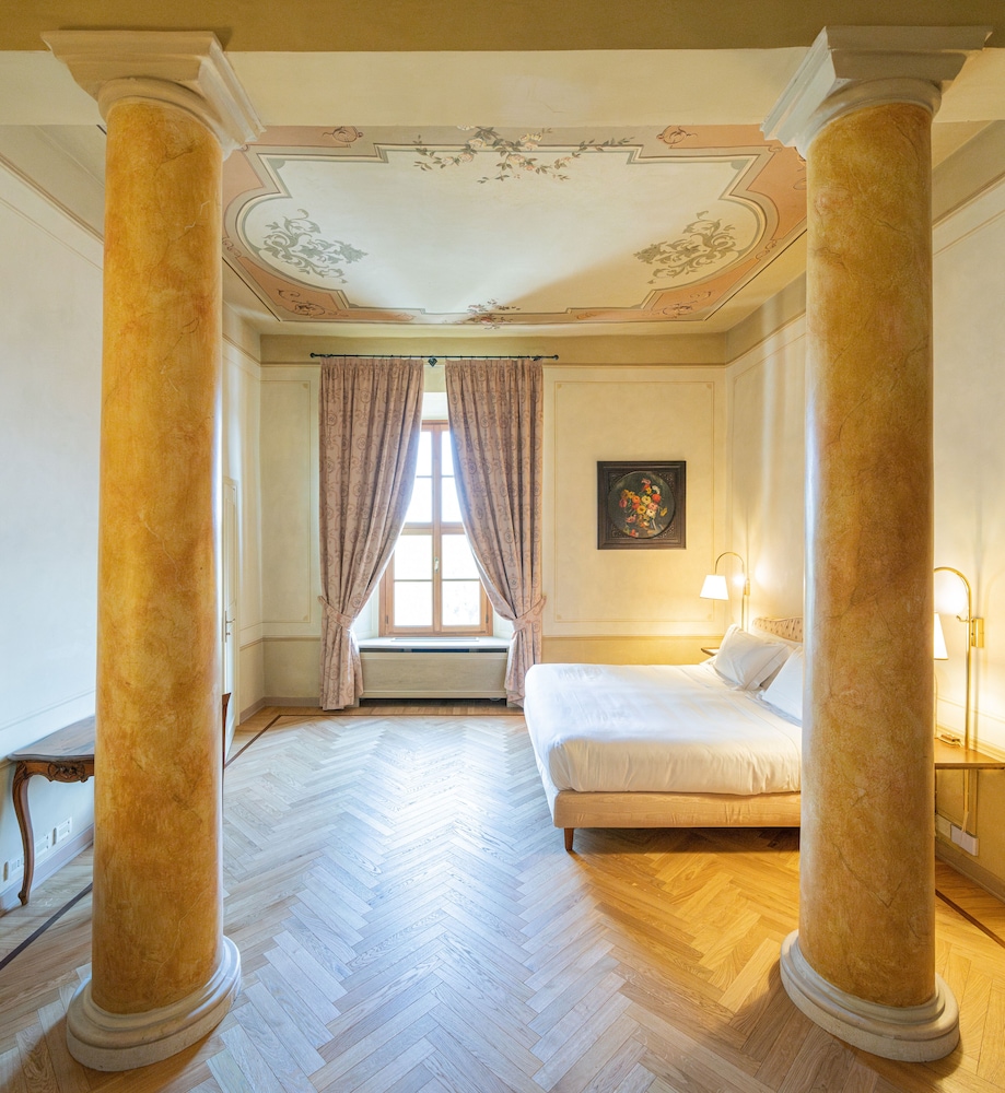 TRADITIONAL, SUITE