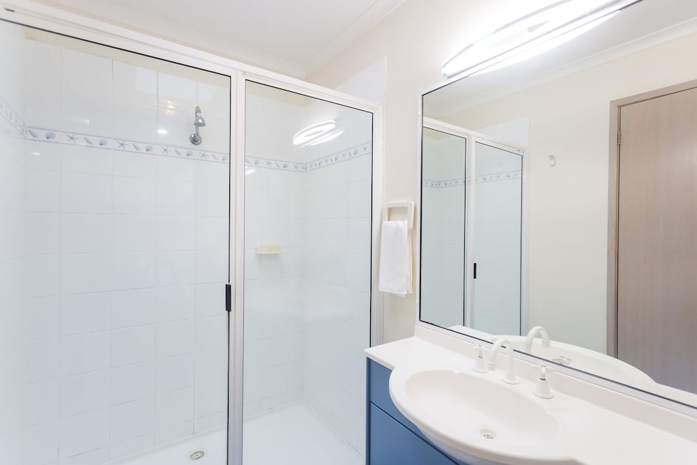 SHOAL BAY HOLIDAY PARK 65/70