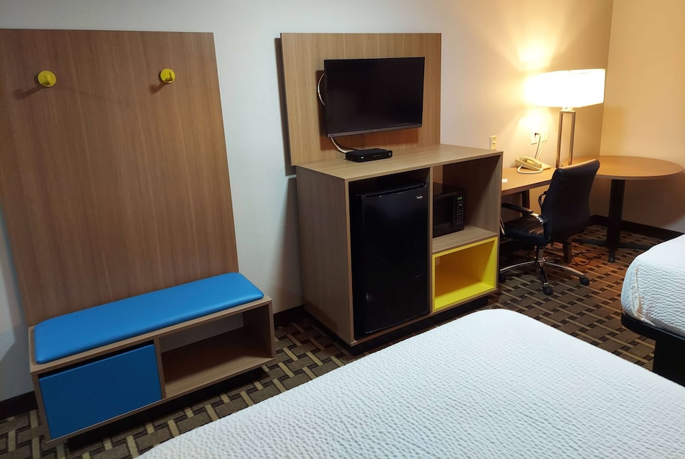 Days Inn & Suites by Wyndham Huntsville 11/19