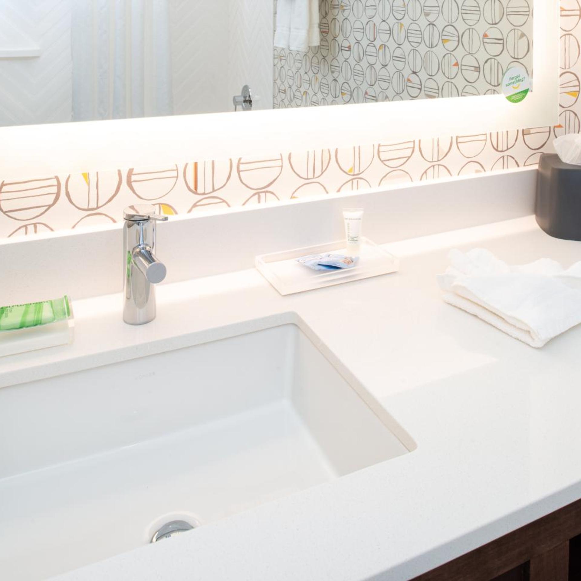 غرفة قياسية بسريرين كوين بحوض استحمام لذوي الإعاقة، Holiday Inn Suites Idaho Falls 9/9