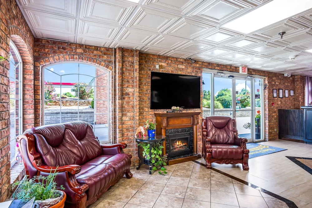 Rodeway Inn Branson, Brick House 26/35