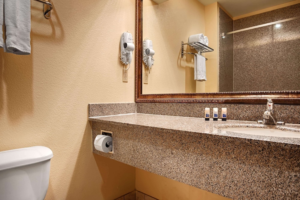 Days Inn & Suites by Wyndham Sam Houston Tollway 50/50