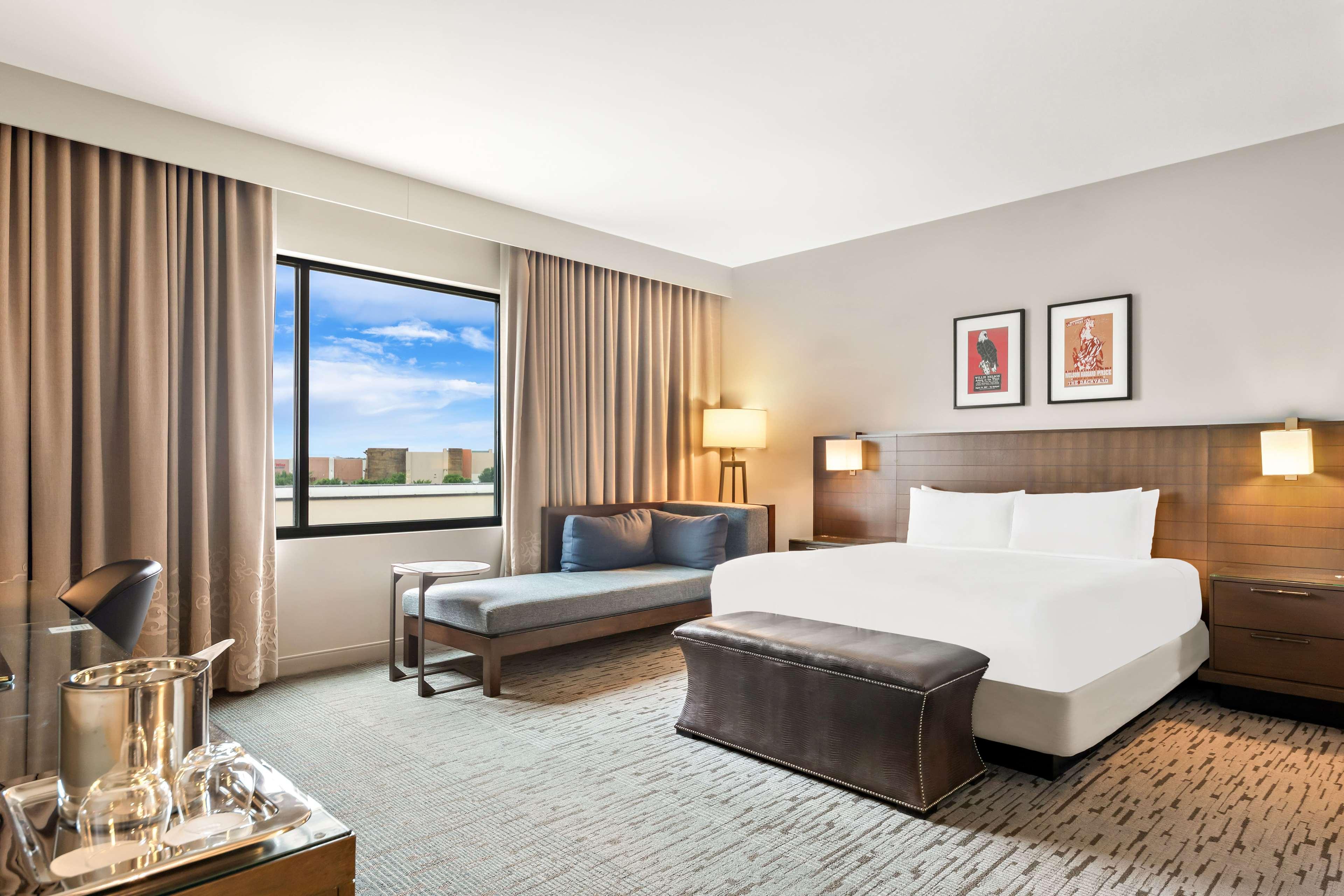 PREFERRED, KING BED, POOL VIEW, CORNER