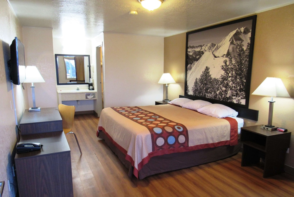 Super 8 by Wyndham Evanston 15/36
