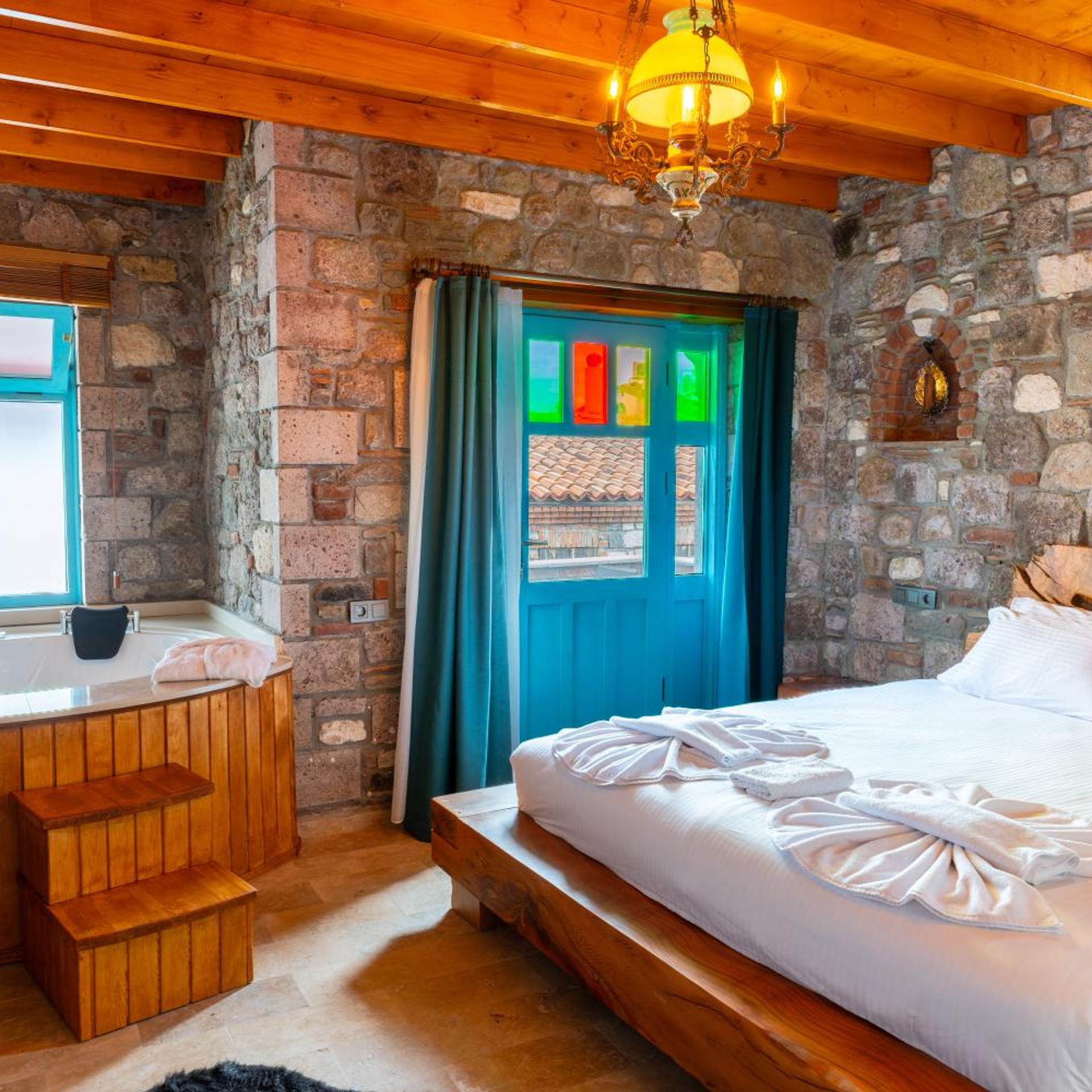 Room, Queen Bed, Hot Tub