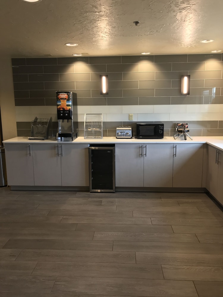 Super 8 by Wyndham Portland Airport 5/23