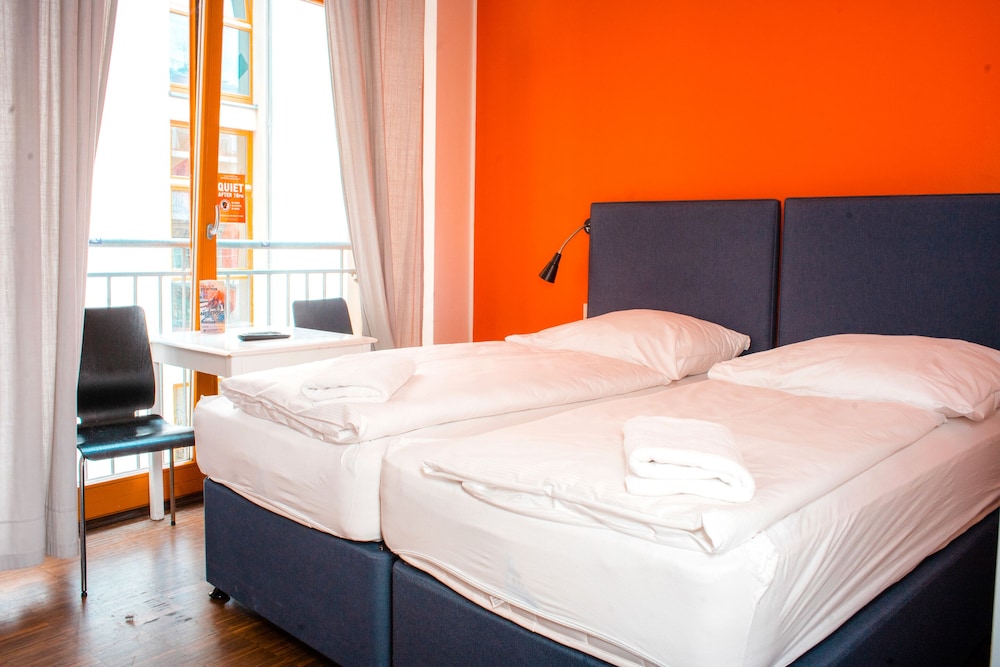 ROOM, SINGLE