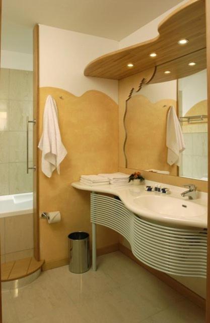 Room, Triple