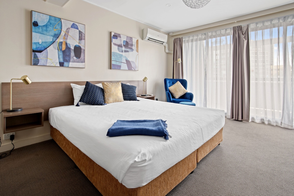 SUITE, KING BED