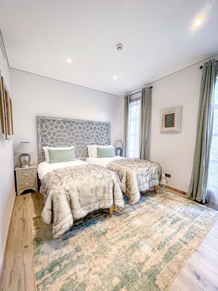 SUPERIOR, DOUBLE OR TWIN BED