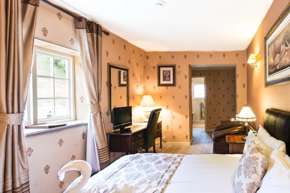 THE GEORGE HOTEL 24/47