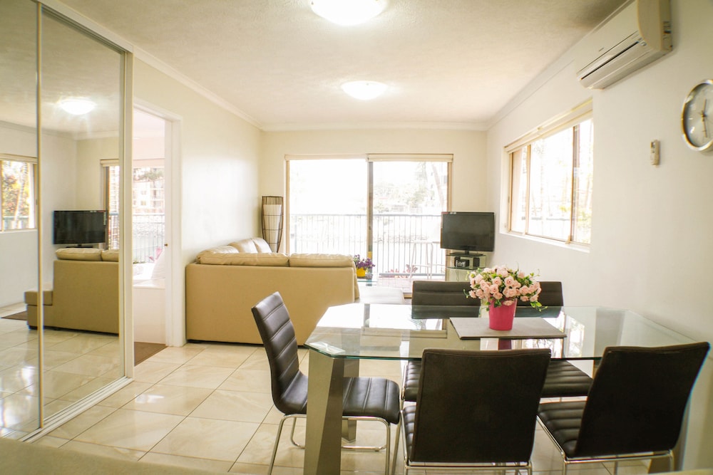 SURFERS RIVERSIDE APARTMENTS 24/43