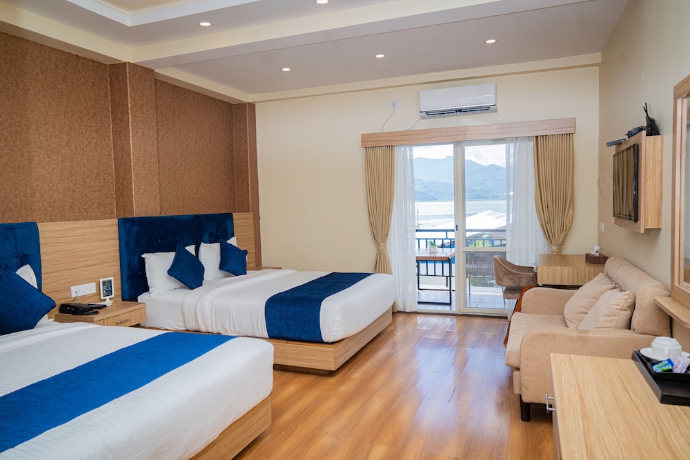 Majestic Lake Front Hotel & Suites 11/47