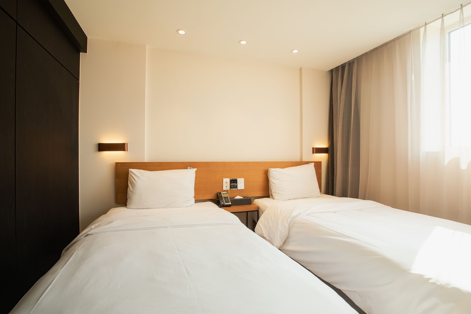 STANDARD, TWIN BEDS, CITY VIEW