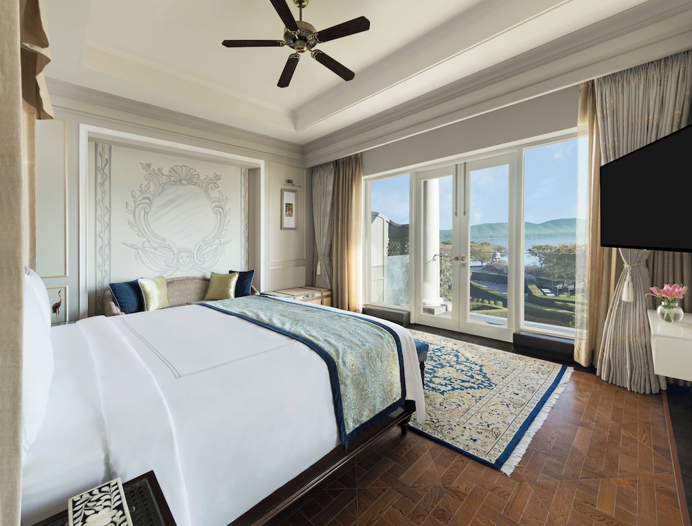 RAFFLES, MANOR, SUITE