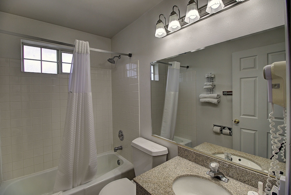 Days Inn & Suites By Wyndham Lolo 9/32