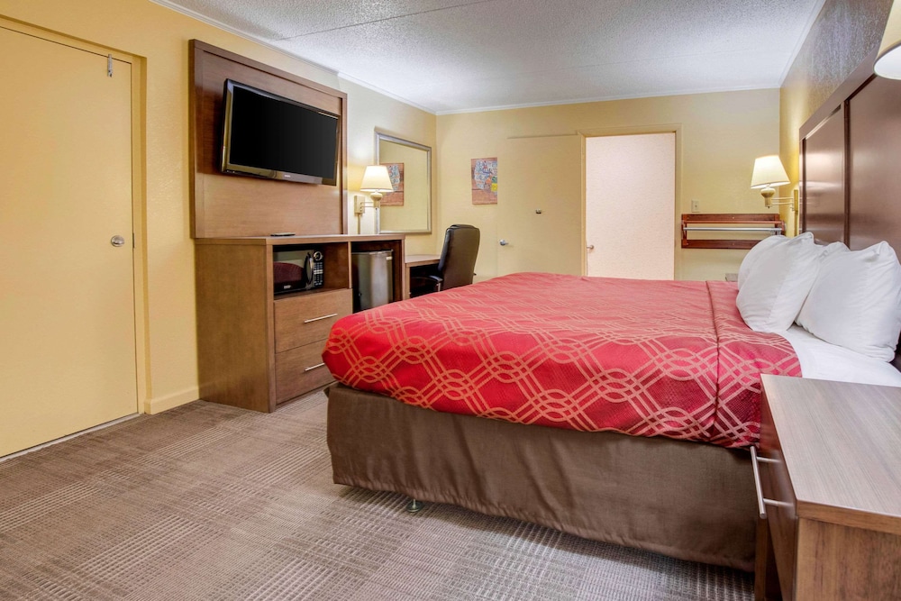Econo Lodge Lenoir City 22/33