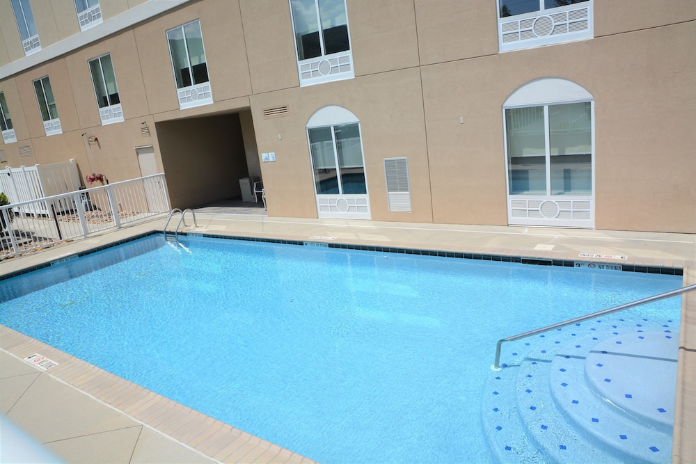 HOLIDAY INN EXPRESS SUITES CARYVILLE — 9