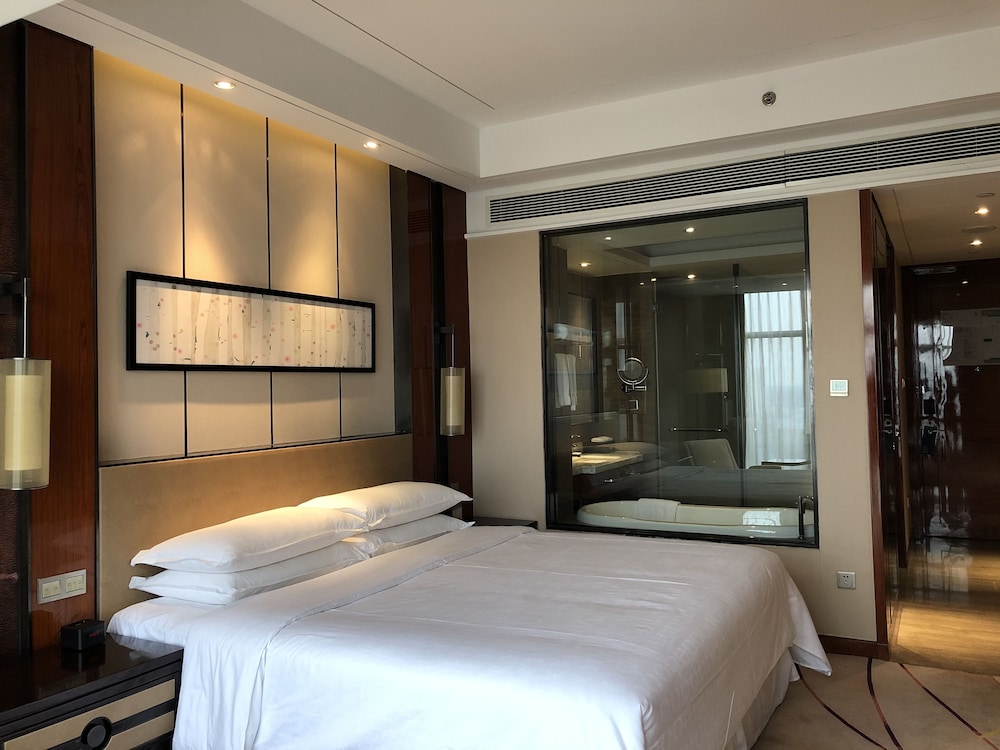 Deluxe, King Bed